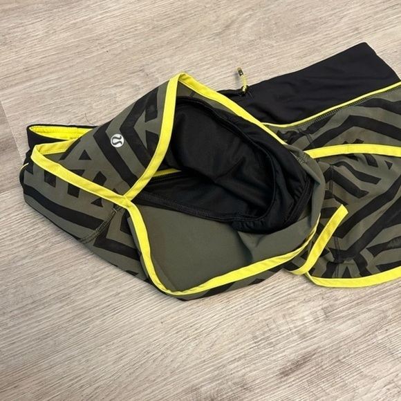 LULULEMON Run Times shorts. 4 way stretch. Chevron Shuffle Fatigue green black - Picture 7 of 11